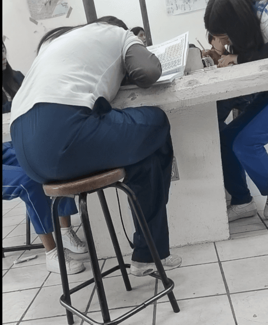 Espió hermosos culos grandotes de estudiantes qlonas que se les marca las nalgas ?