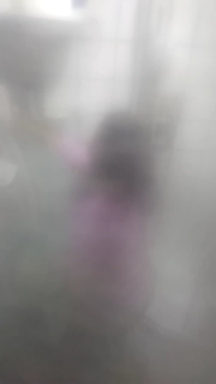 espiando a mi tia en el baño