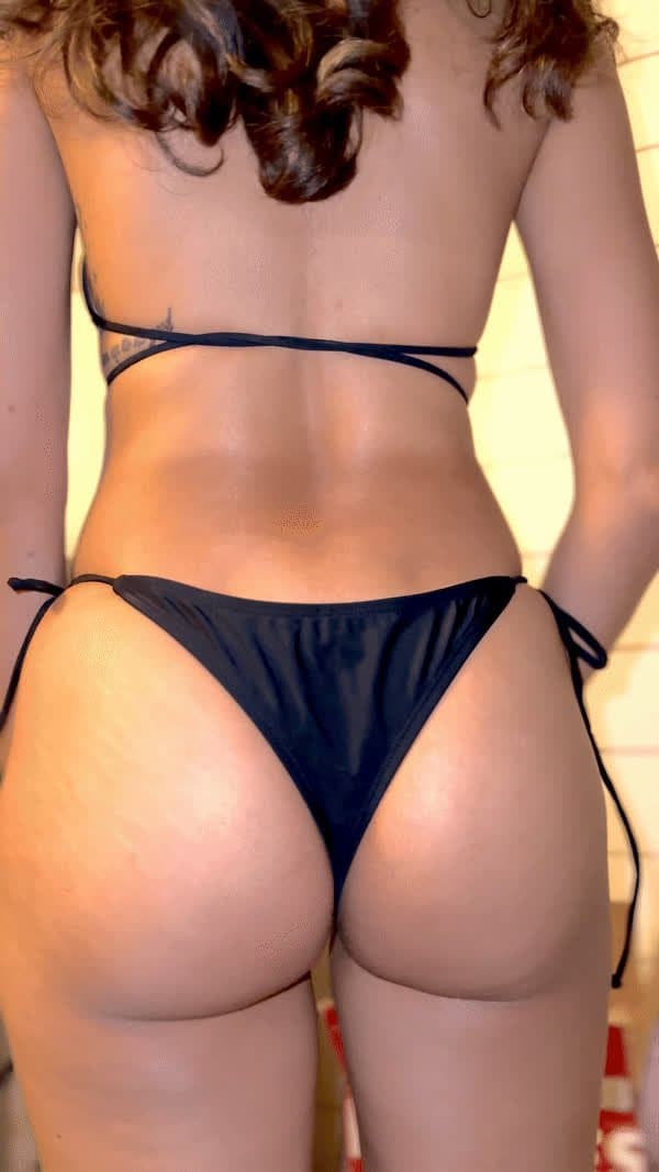 Slim thick bombshell