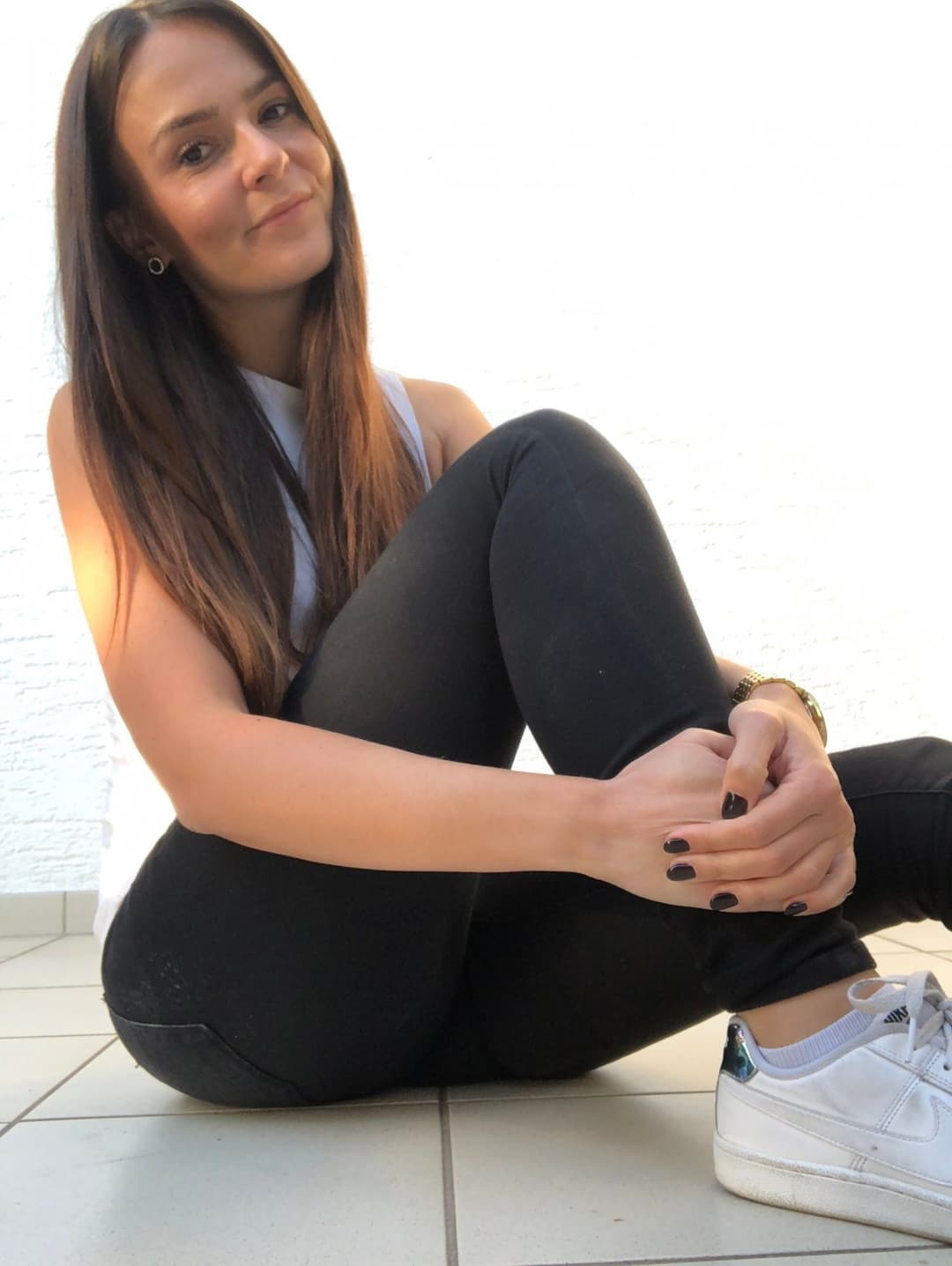 Click to view full size Simone is a horny slutmom ??