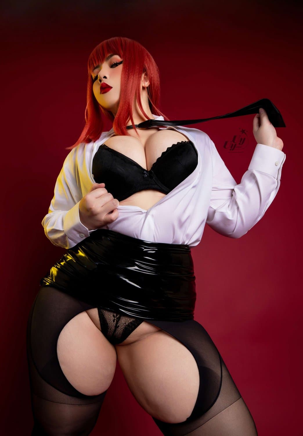 Thicc Ass Makima Cosplayer