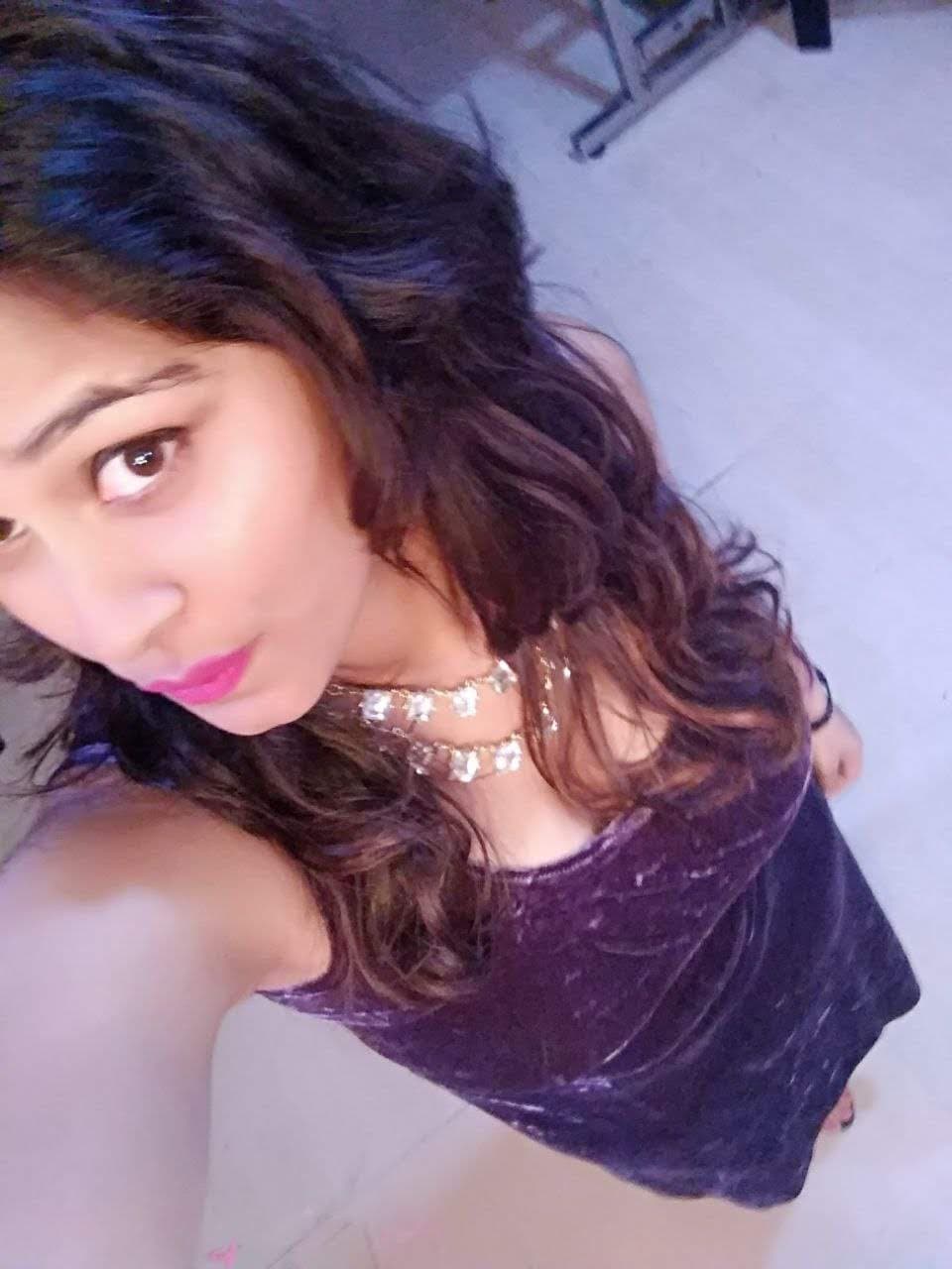 Beautiful punjabi girlfriend seducing her boyfriend with her naughty pictures and mms