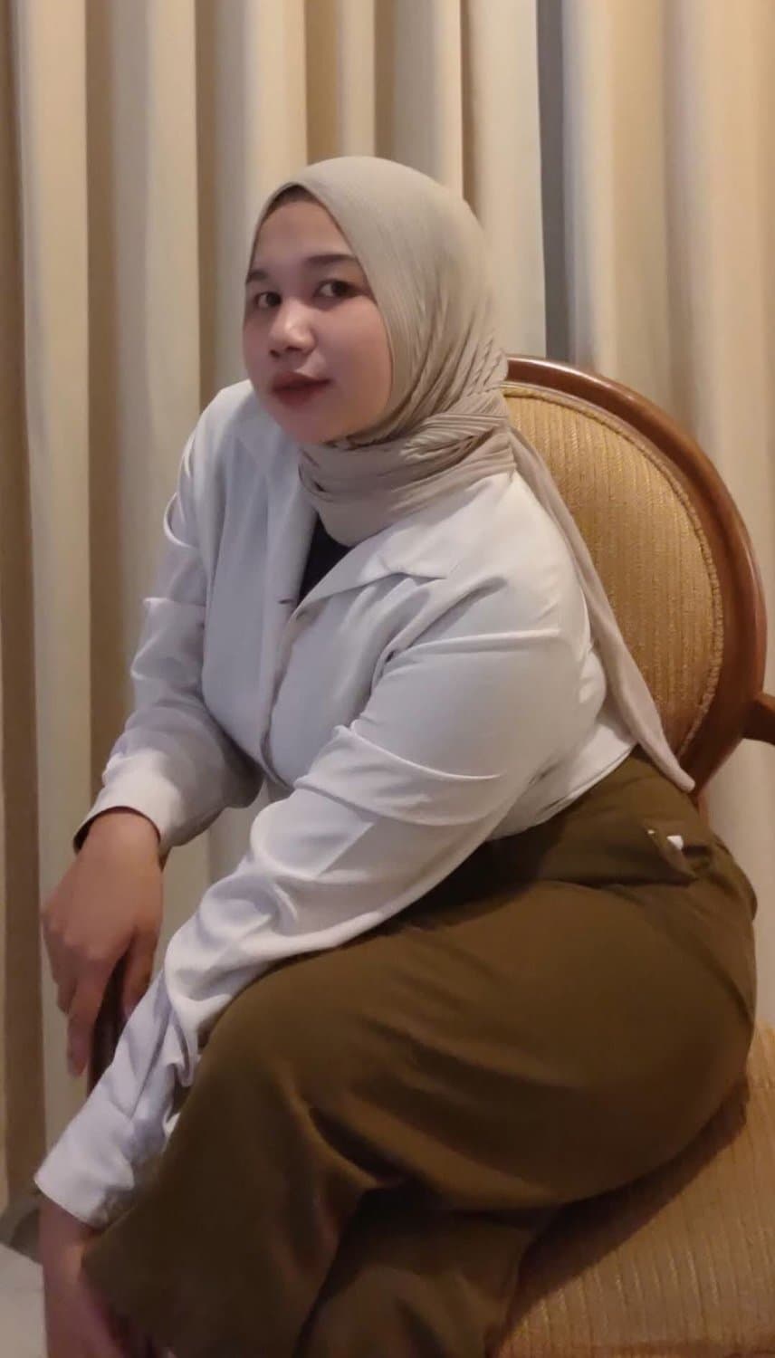 Indonesian hijabi muslim slut loves sucking dicks