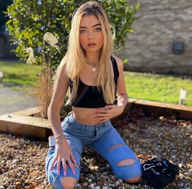 Beautiful Model Harley Elise Chapman