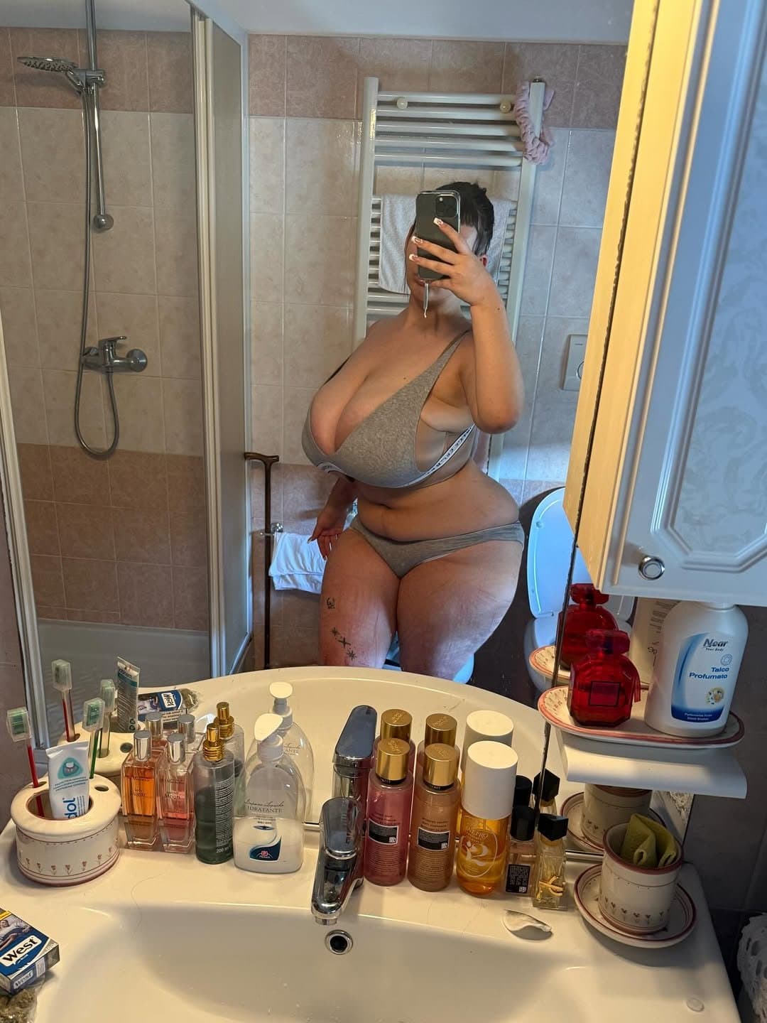 Thick ass Italian with huge ass and big tits