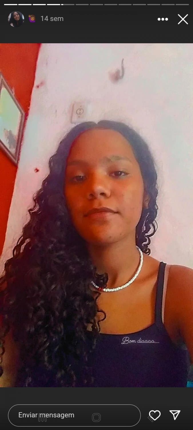 Se eu disser que essa morena tira muito leite vcs acreditam?