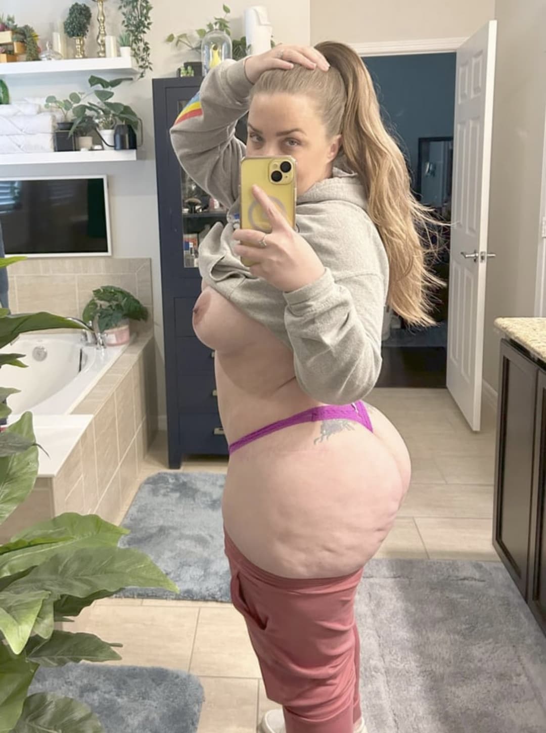 FOUND MY PAWG SISTERS OLD PHONE AND HAD THESE IN THERE. JESUS CHRIST