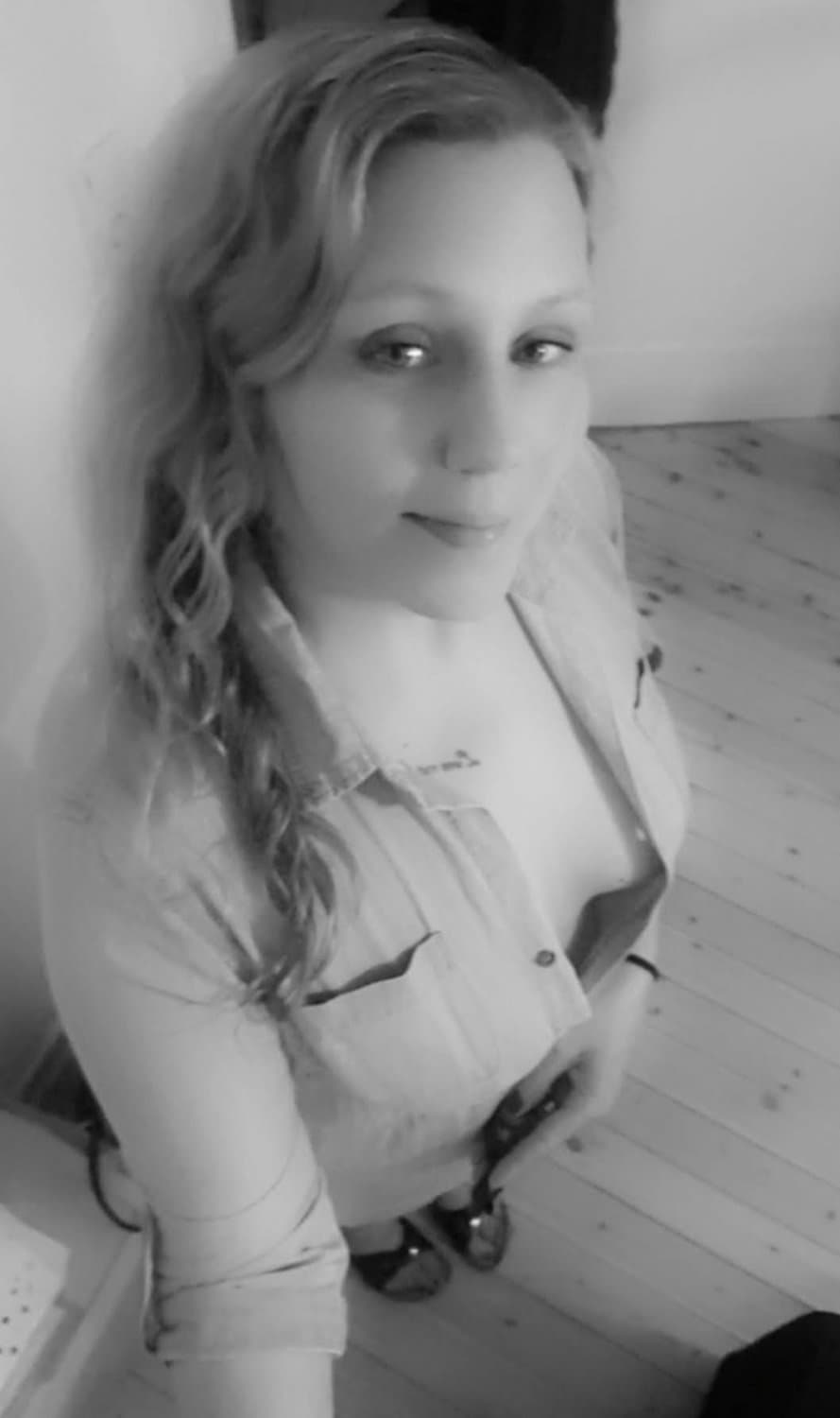 Yvonnethemilf (found my moms nudes in her early 30s)