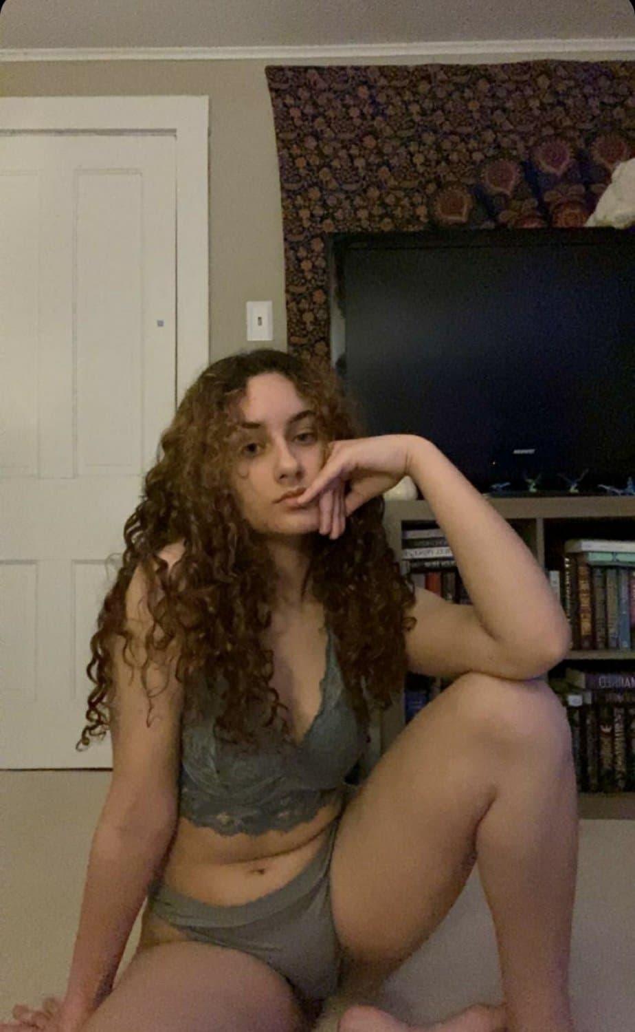 Hot Teen Shows Soles And Pretty Body Leak