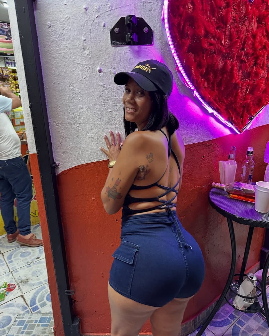 Shortinho de casada putinha sair na rua ?? que tesao que tenho em ver uma casada assim ?