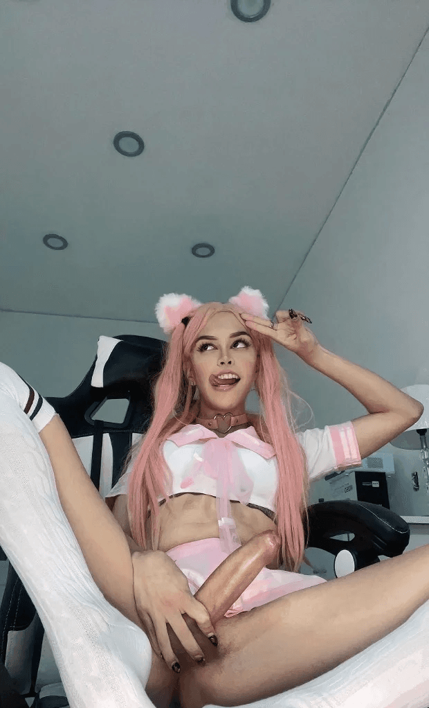 Ultra adorable huge cock trans woman @Egirl4u (Her cock looks so perfect)