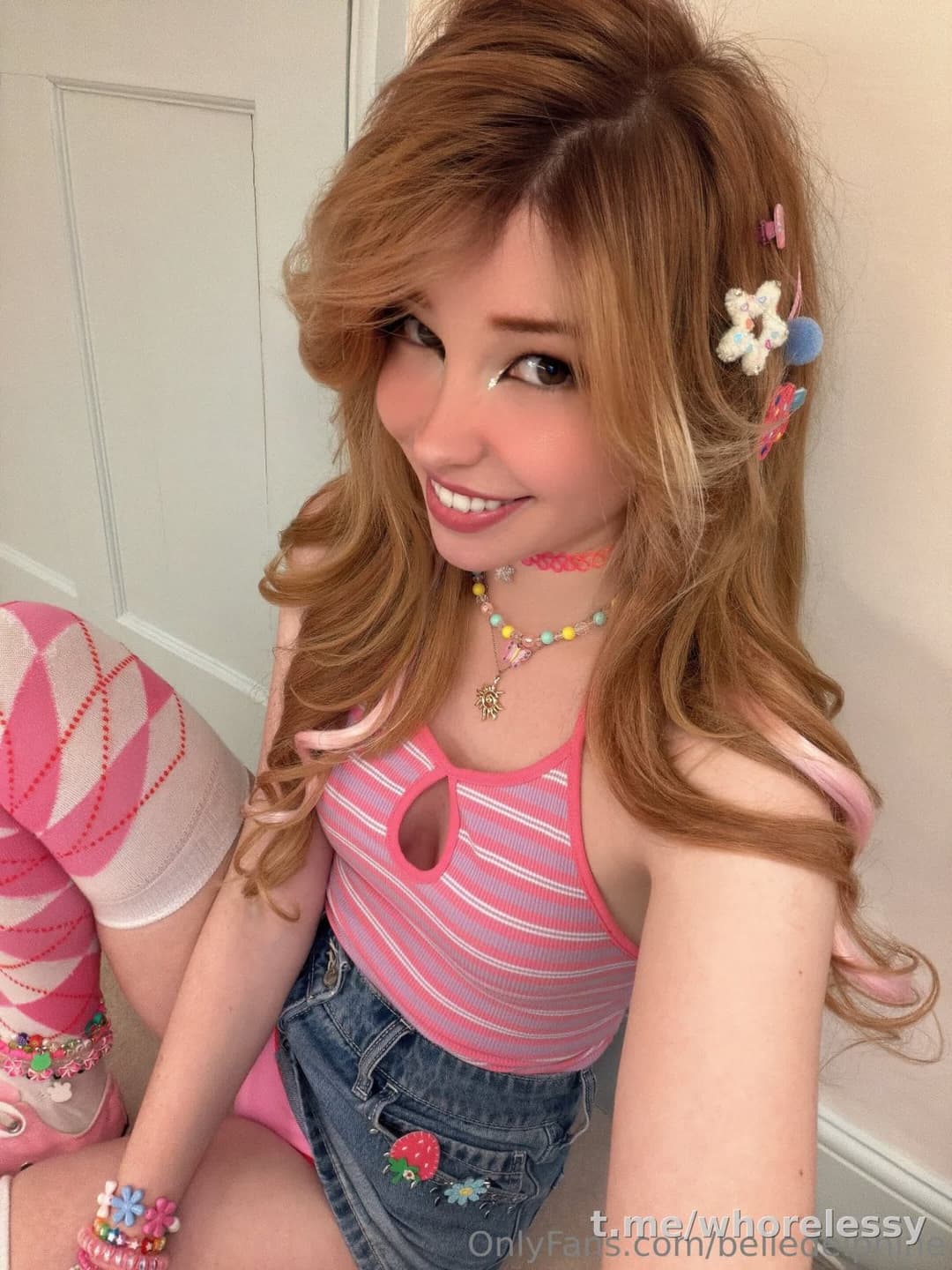 Cute egirl teases pink panties and flashes tits