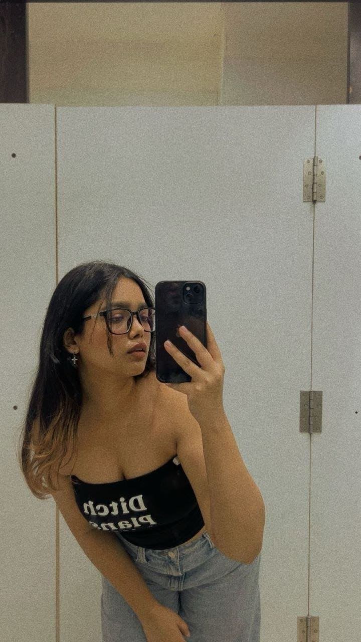 Click to view full size Young Indian slut steals the show exposing her young titties??