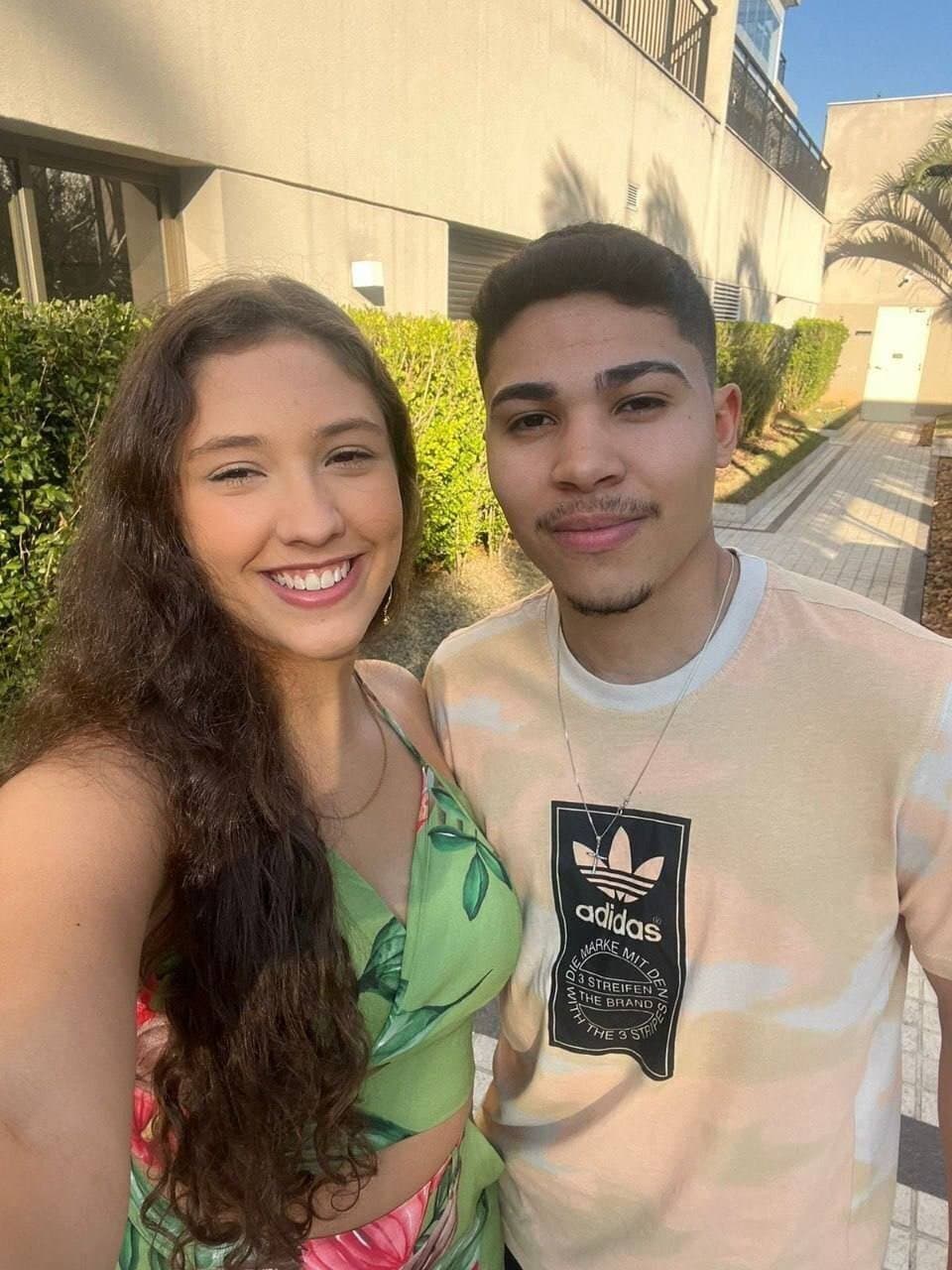 Casal de novinhos vazado fodendo