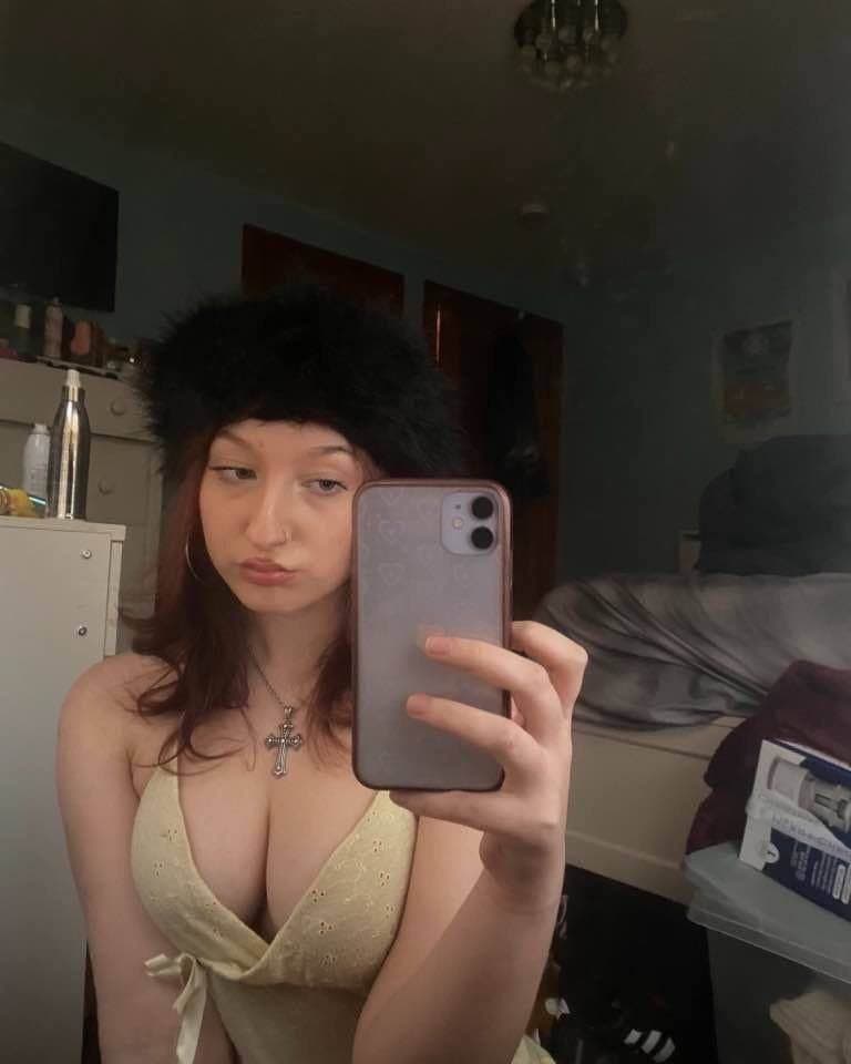 Click to view full size Slutty red head loves showing off her perfect ass