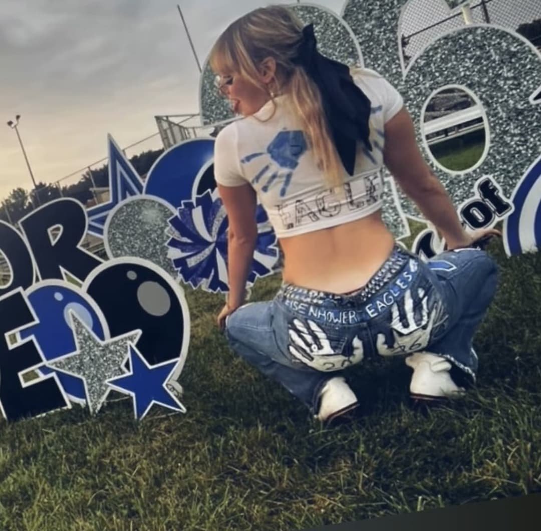 Feeding my irls like and comment if i should post snaps bereals and tiktoks more and dm to see more