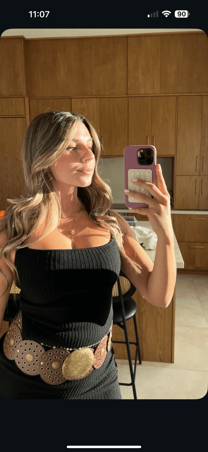 Watch workout coach’s big boobs bounce while she walks