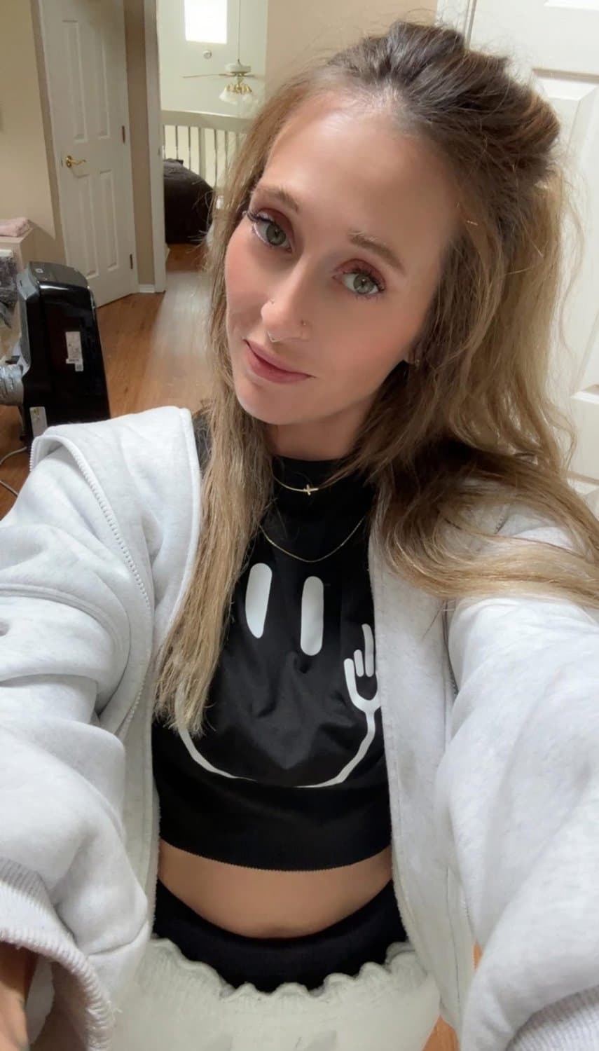 My friends hot mom I stroke to way too much… who wants to chat stroke and cum to the bitch?!