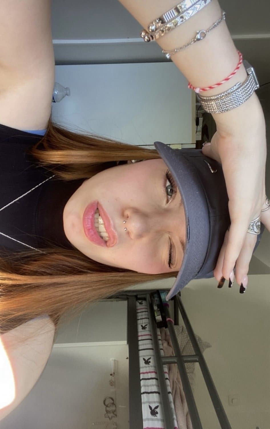 Skinny française fait la chienne sur snap