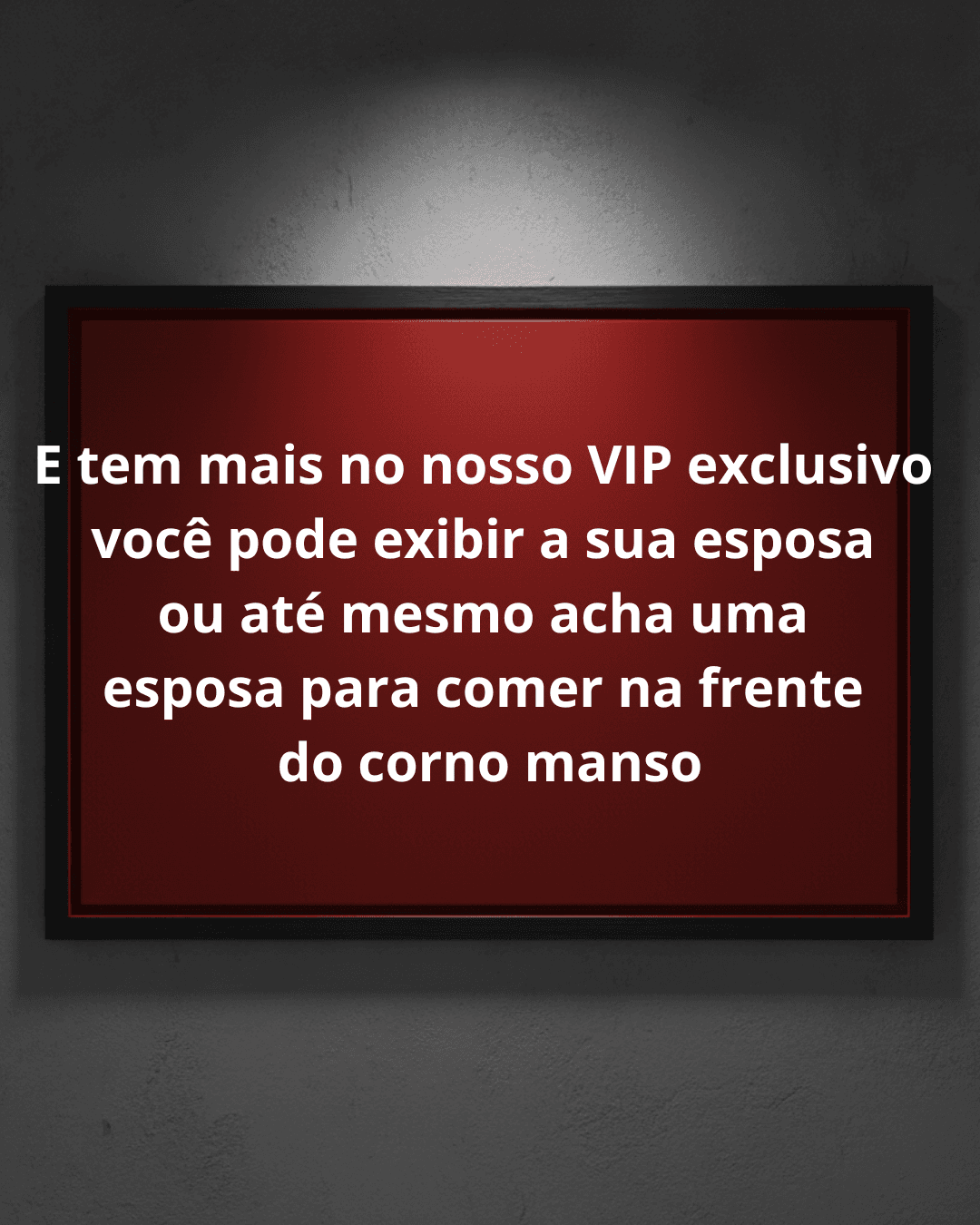 Corno chama os amigos para a sua casa, para toda vez que senta no sofá, lembra da namorada dando