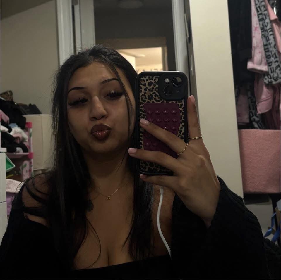 Big titty Chicago slut??? this girl got leaked a while back, anyone got? Dm. Angelique