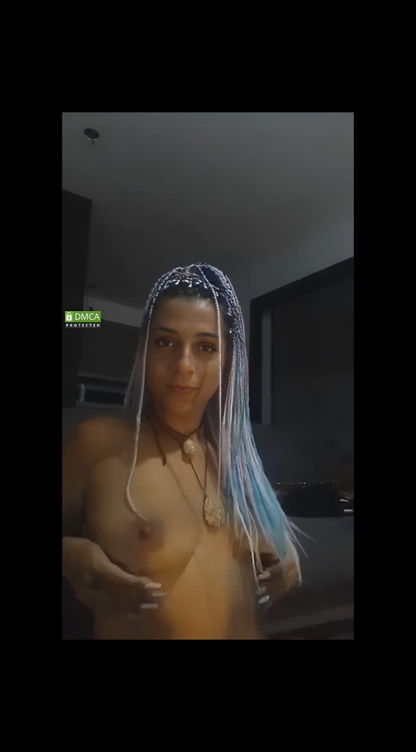 Puta Argentina meando y abriéndose el culo en vivo. P1nk1p13 cam4