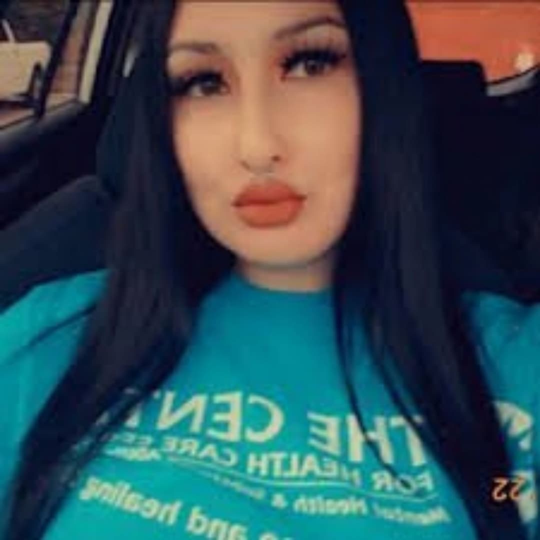 Alyx, 30, Married slut has an onlyfans. Send your sluts to my Kik gthom559