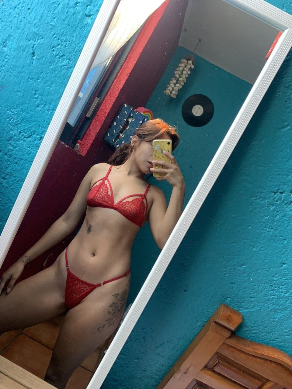 Click to view full size Morena Presumiendo su lenceria nueva