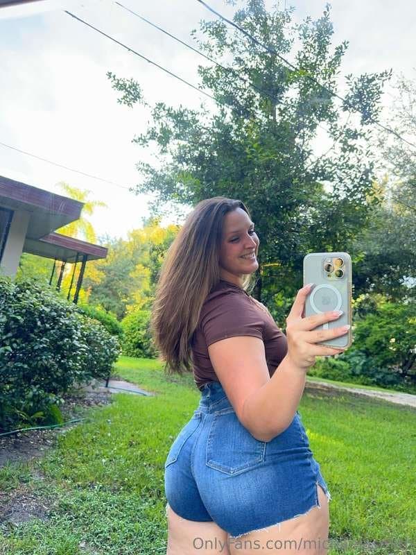 For the fat ass thick white girl lovers