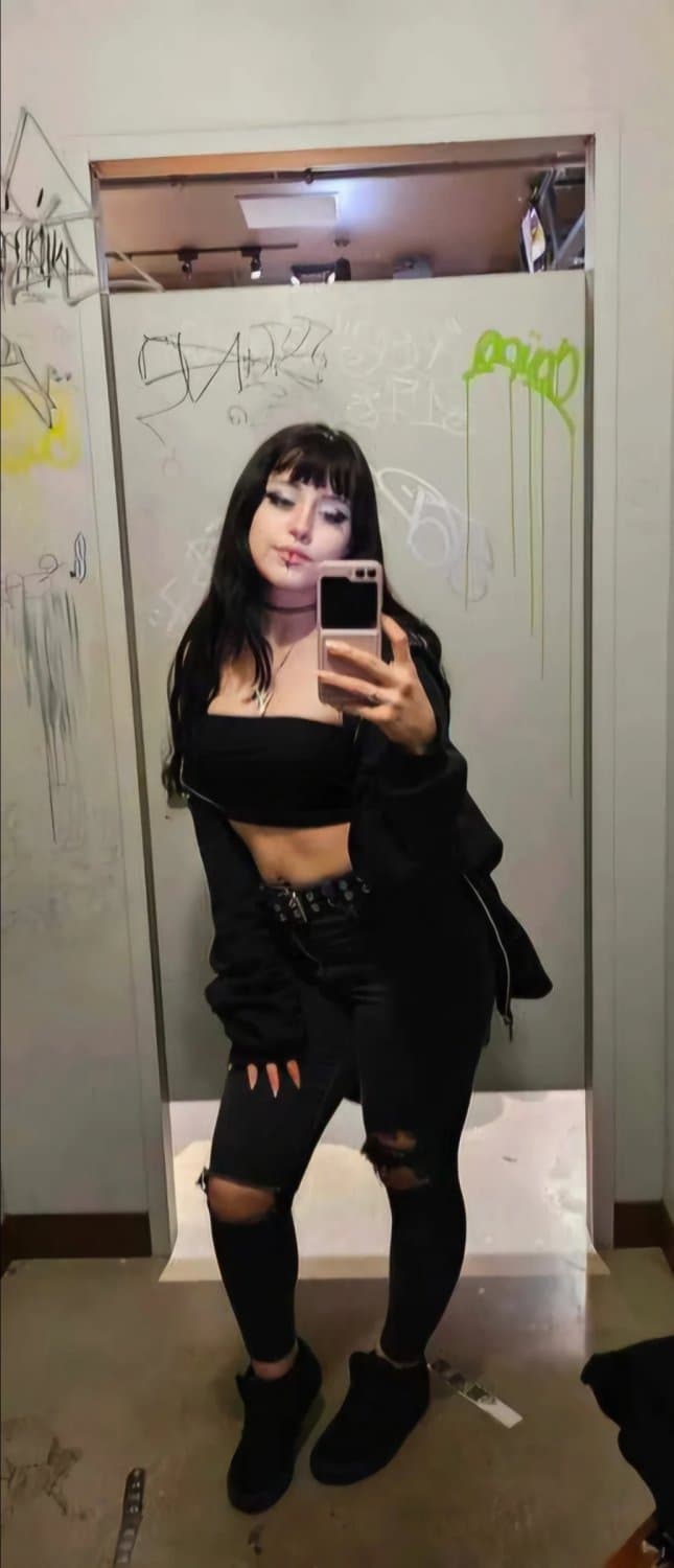 Hot Latina Goth Whore Shows Nice Body On Snap Leak