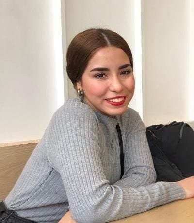 Más de ella casi 20 años.