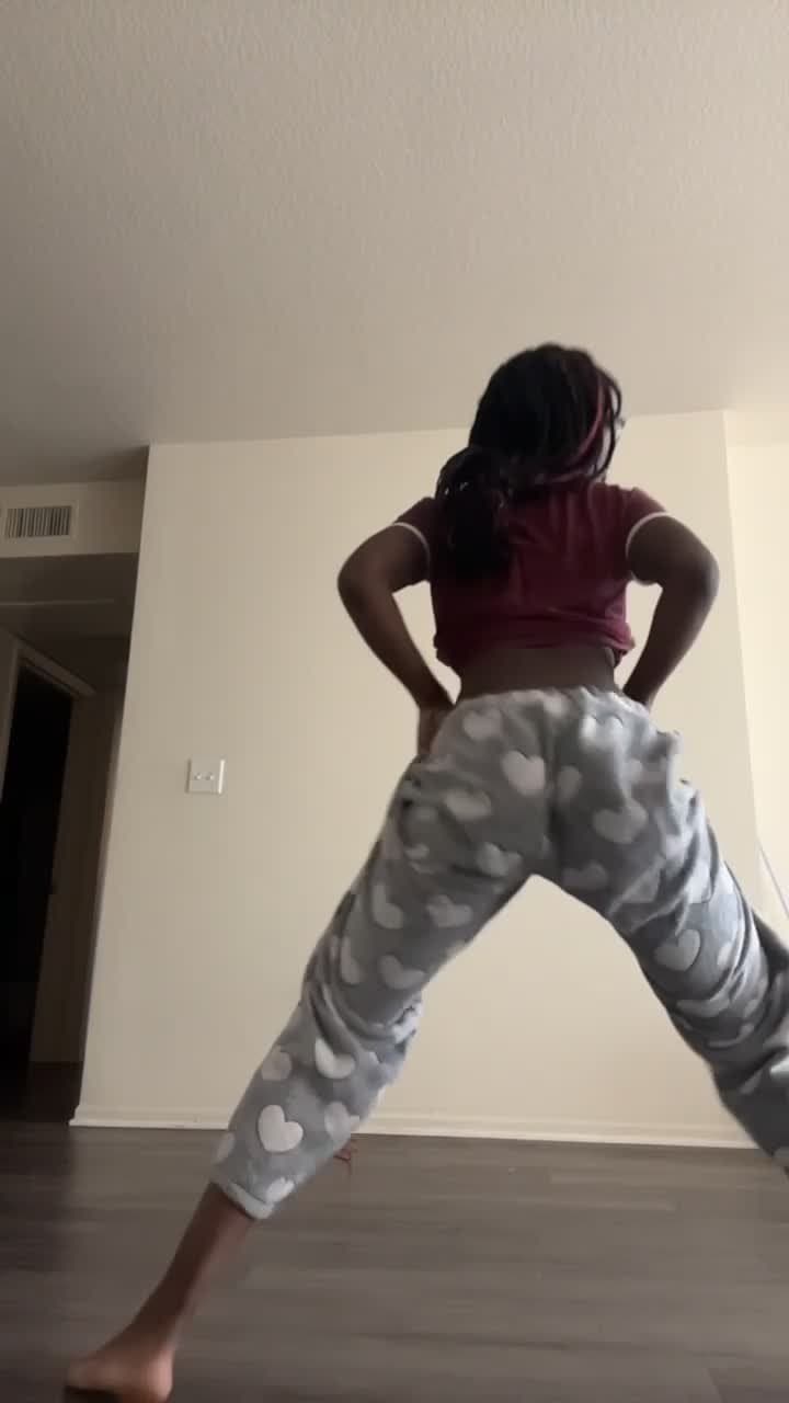 Slim ebony twerk pt3
