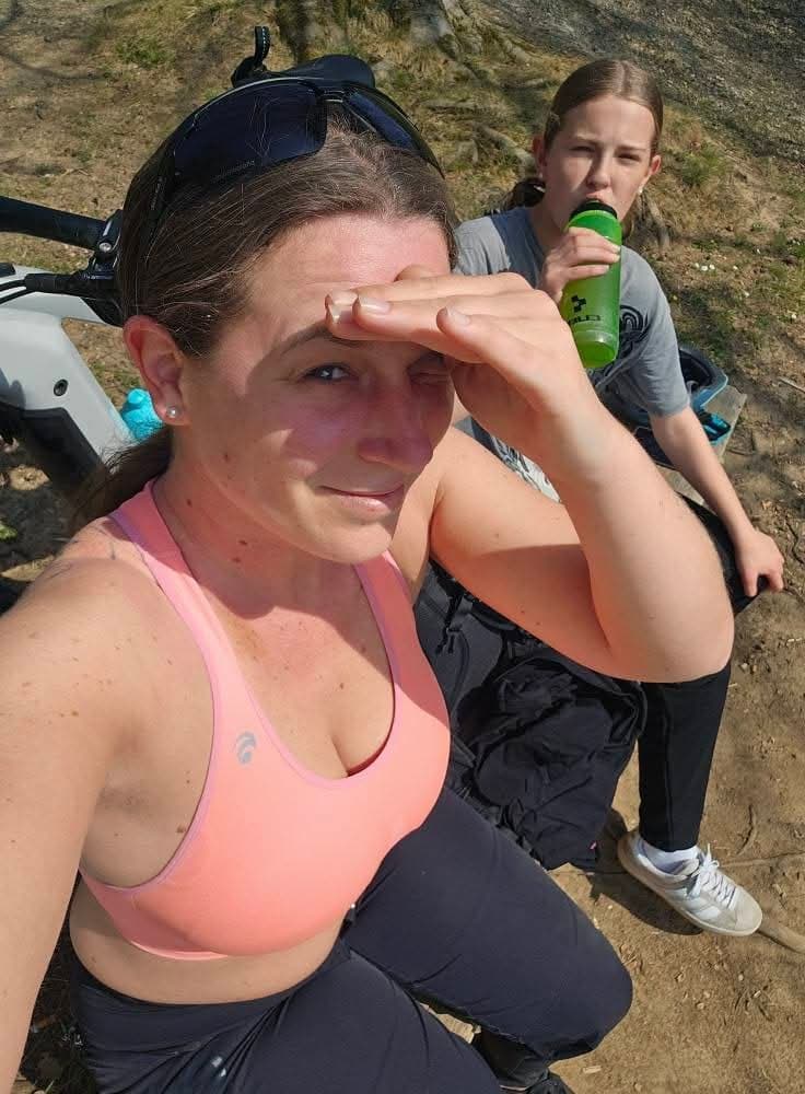 Julia die kleine Milfschlampe macht gerne jeden Schwanz hart