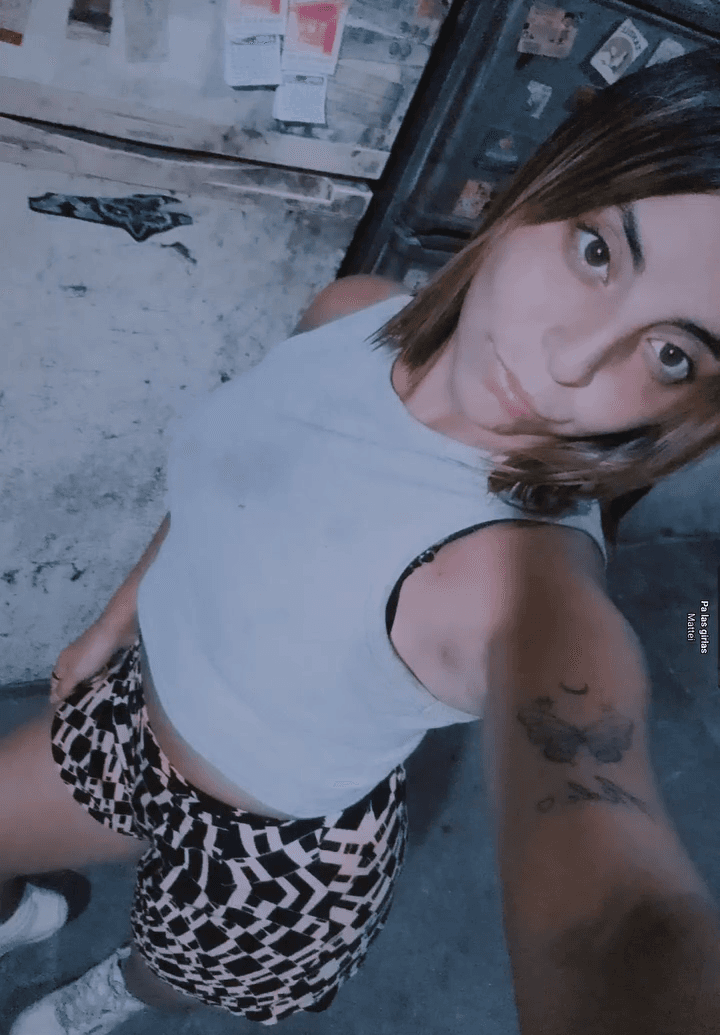 Click to view full size Celeflor23_ zorrita de 19 chupando y sacándole la leche a un desconocido mientras se ríe.