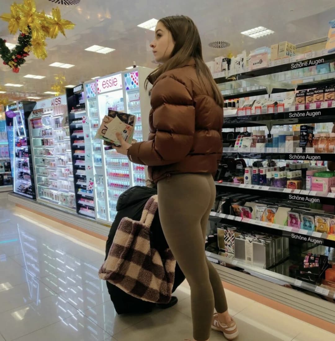 German girl deep booty scrunch leggings [not oc]