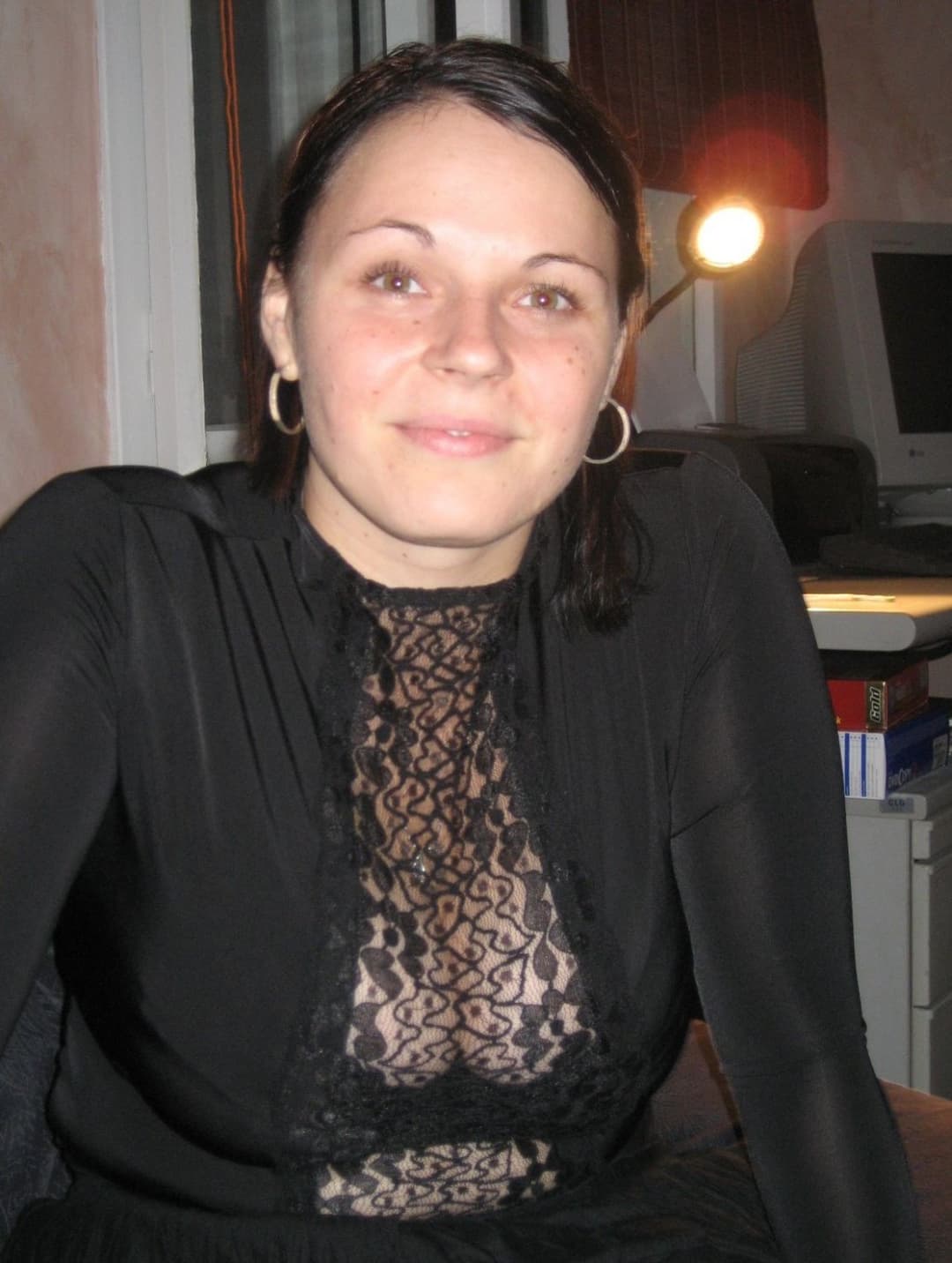 Click to view full size Amateur Housewife Loves To Pose - Part 1. (z)