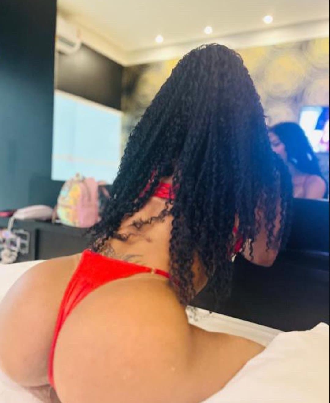 Bati tanto punheta para ela que acho que engravidei essa preta gostosa rabuda que gosta de se exibir