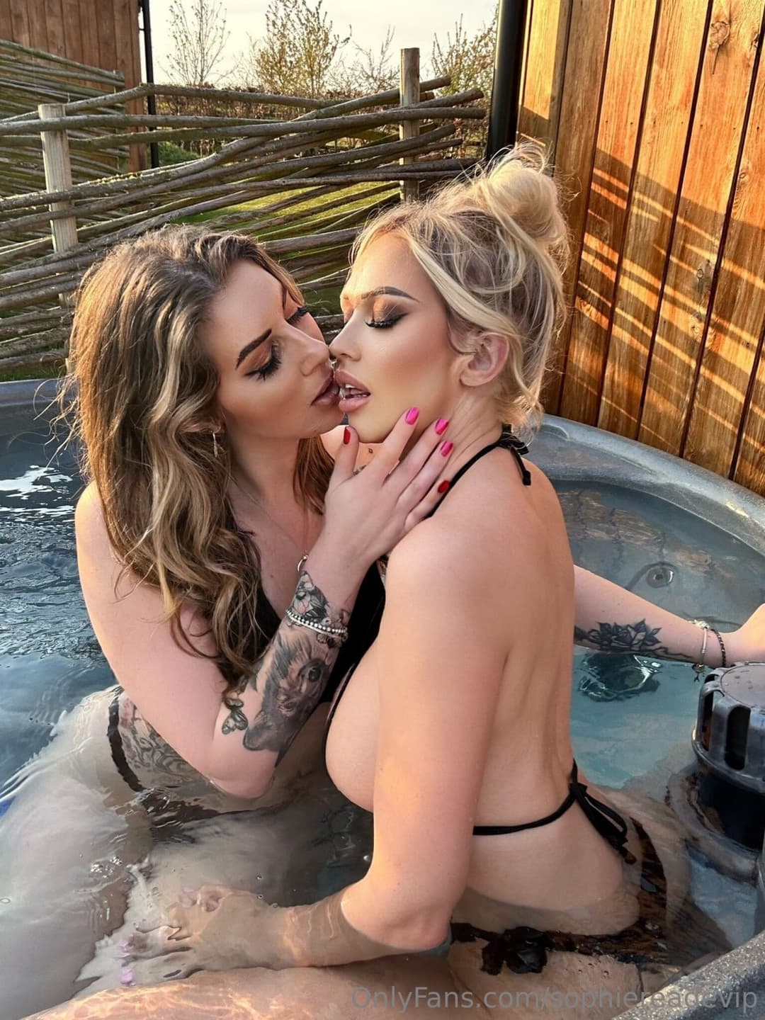 Huge bimbo tits on this beautiful bimbo - Sodɥᴉǝɹǝɐpǝ