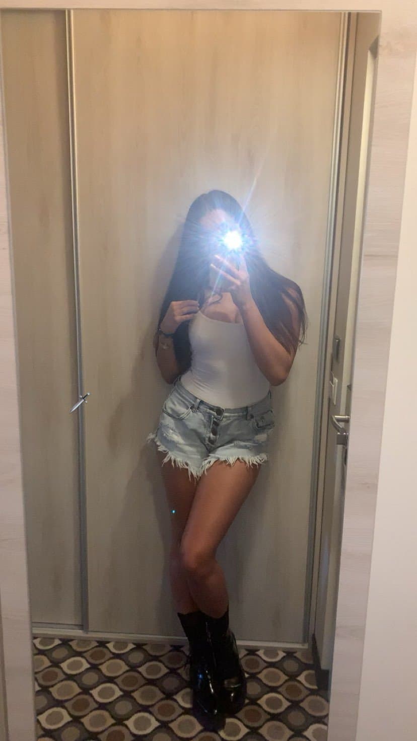 Click to view full size Luxury whore with fuckable mouth and tits