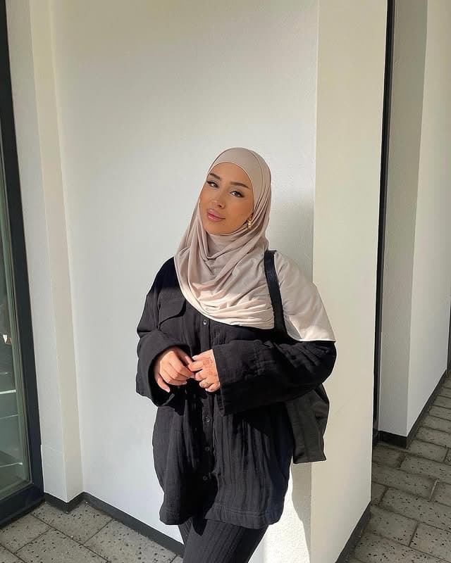 Arab hijabi girl with nice feet and soft boobs - hijab from austria