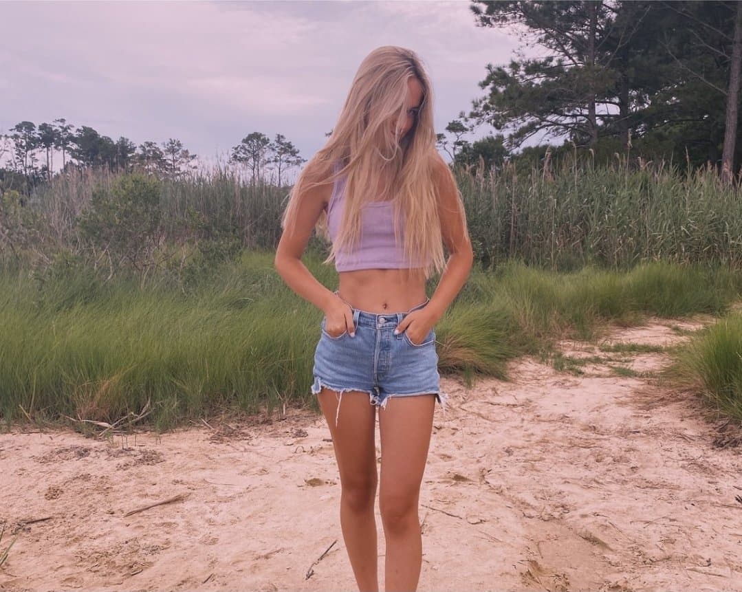 Hot 20yr collage girl tessa with sexy smile and rockin body