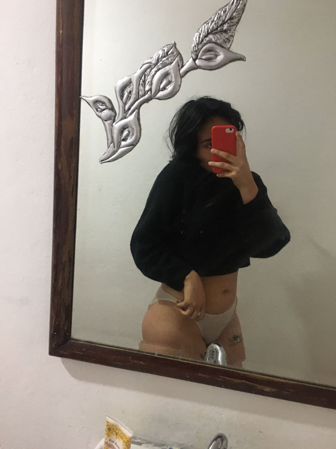 Click to view full size Otros de la morra tetona de pezones grandes y perforados es una perraga de vagina morena