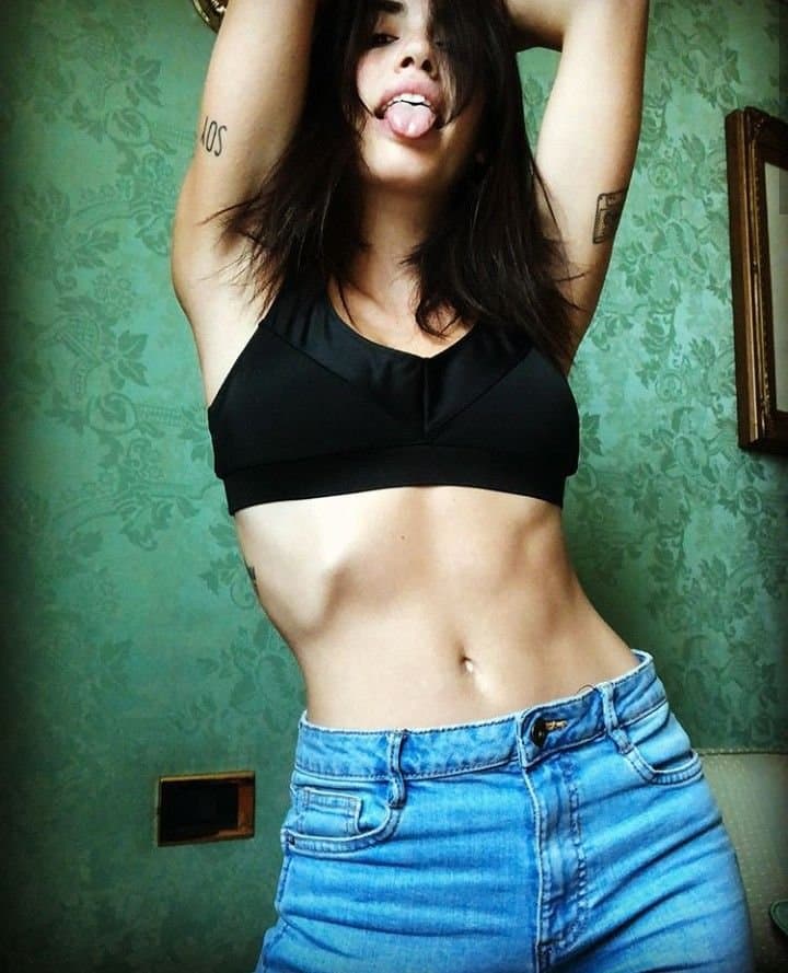 El ombligo y el abdomen de Lali Esposito