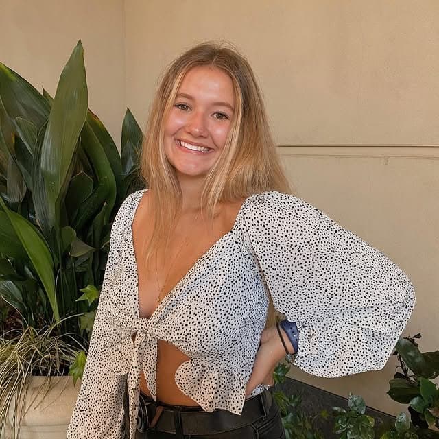 Sexy busty snowbunny teen Peyton