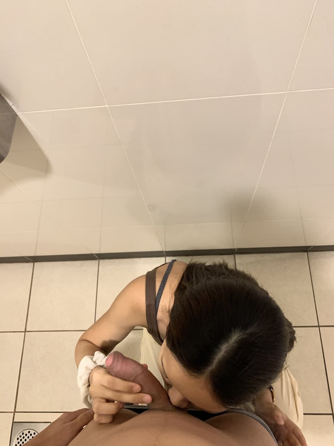SG Chinese girl Toilet Quick blow 01