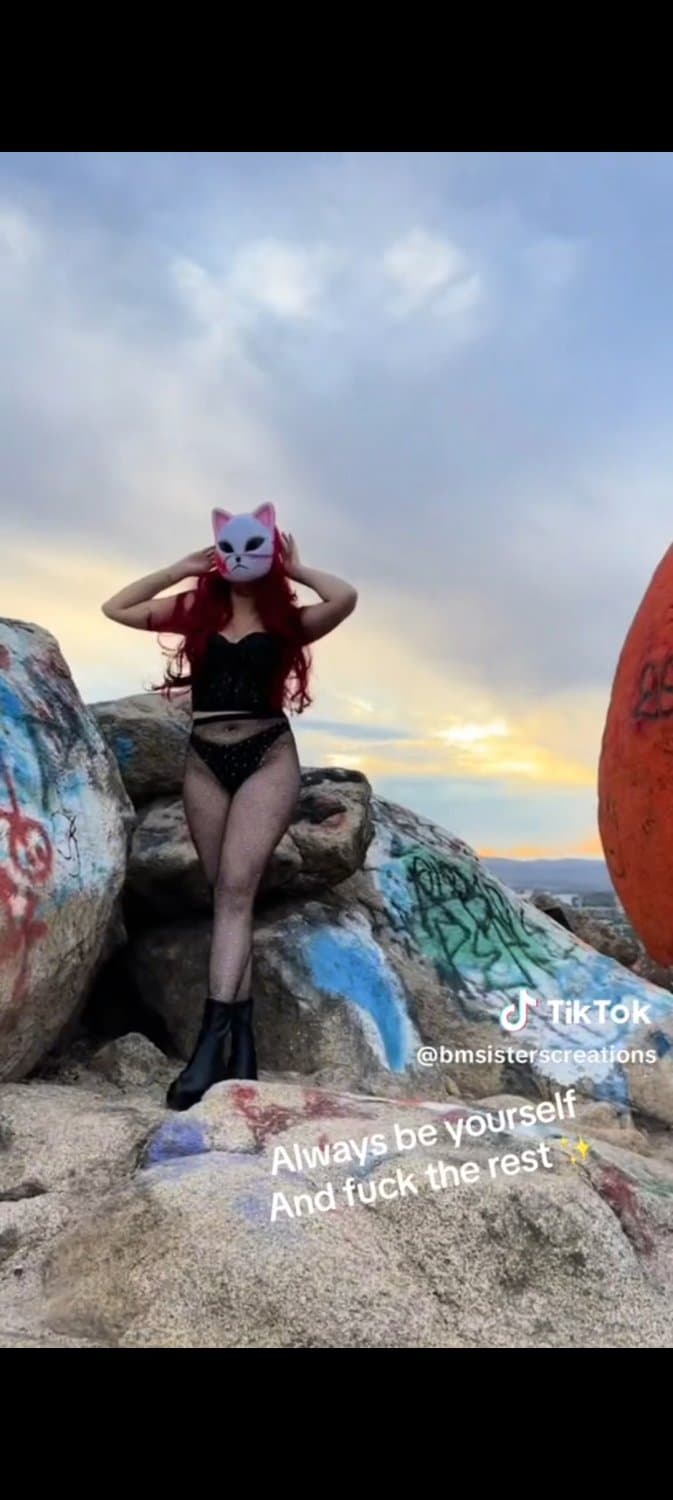 Click to view full size IG: Soy_Isisbm beautiful latina with perky tits and sexy feet