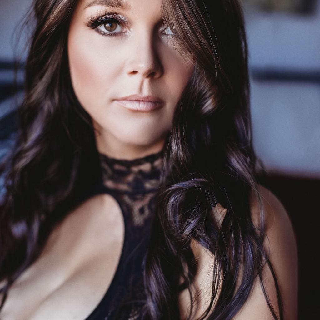 Former bartender’s rock hard fakies must’ve helped with a lot of bills back when she flashed for GGW