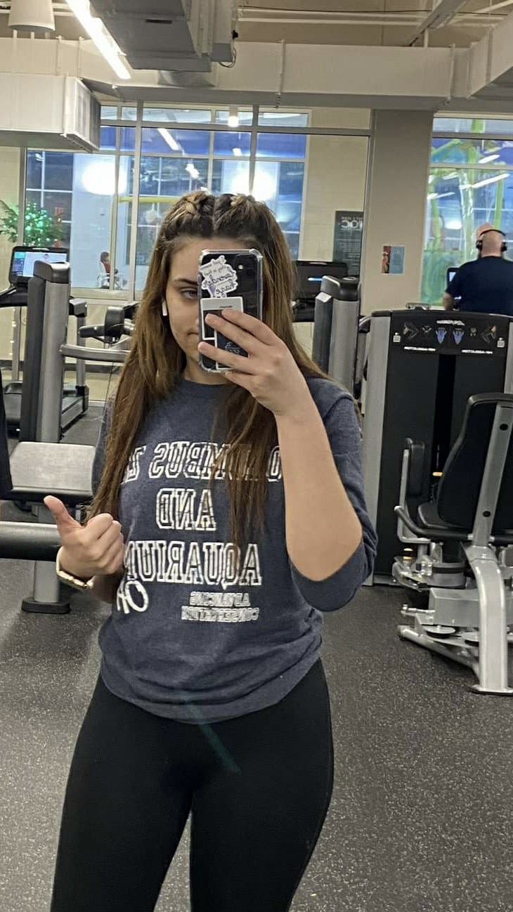 Hot Teen Shows Soles And Pretty Body Leak