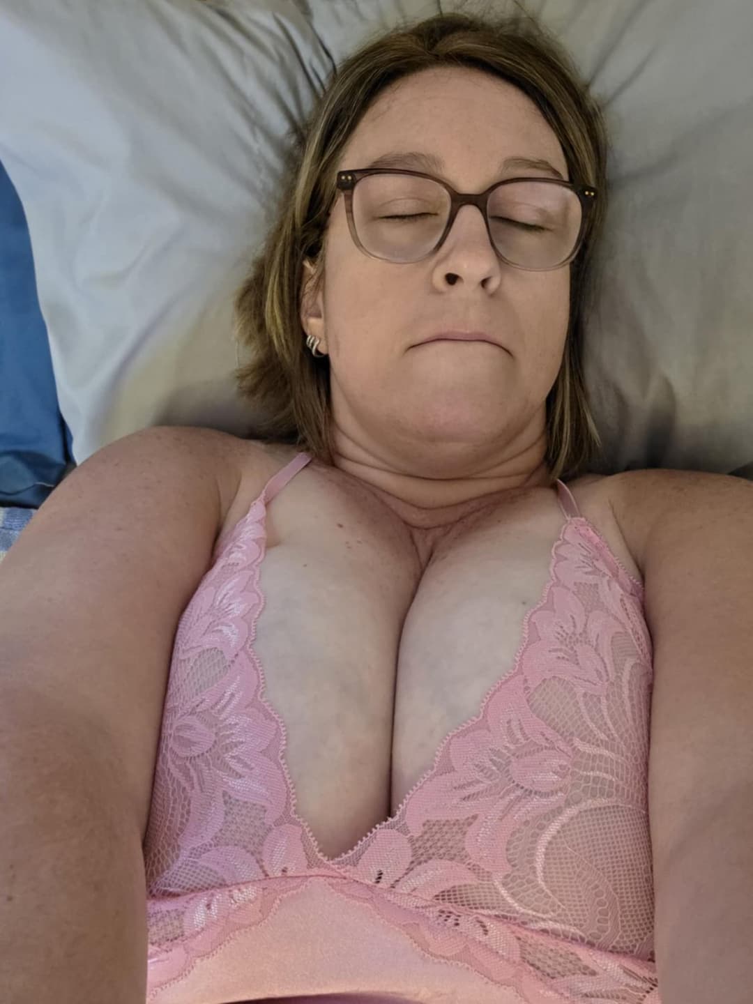 Click to view full size Big tit milf masterbates to loud orgasm