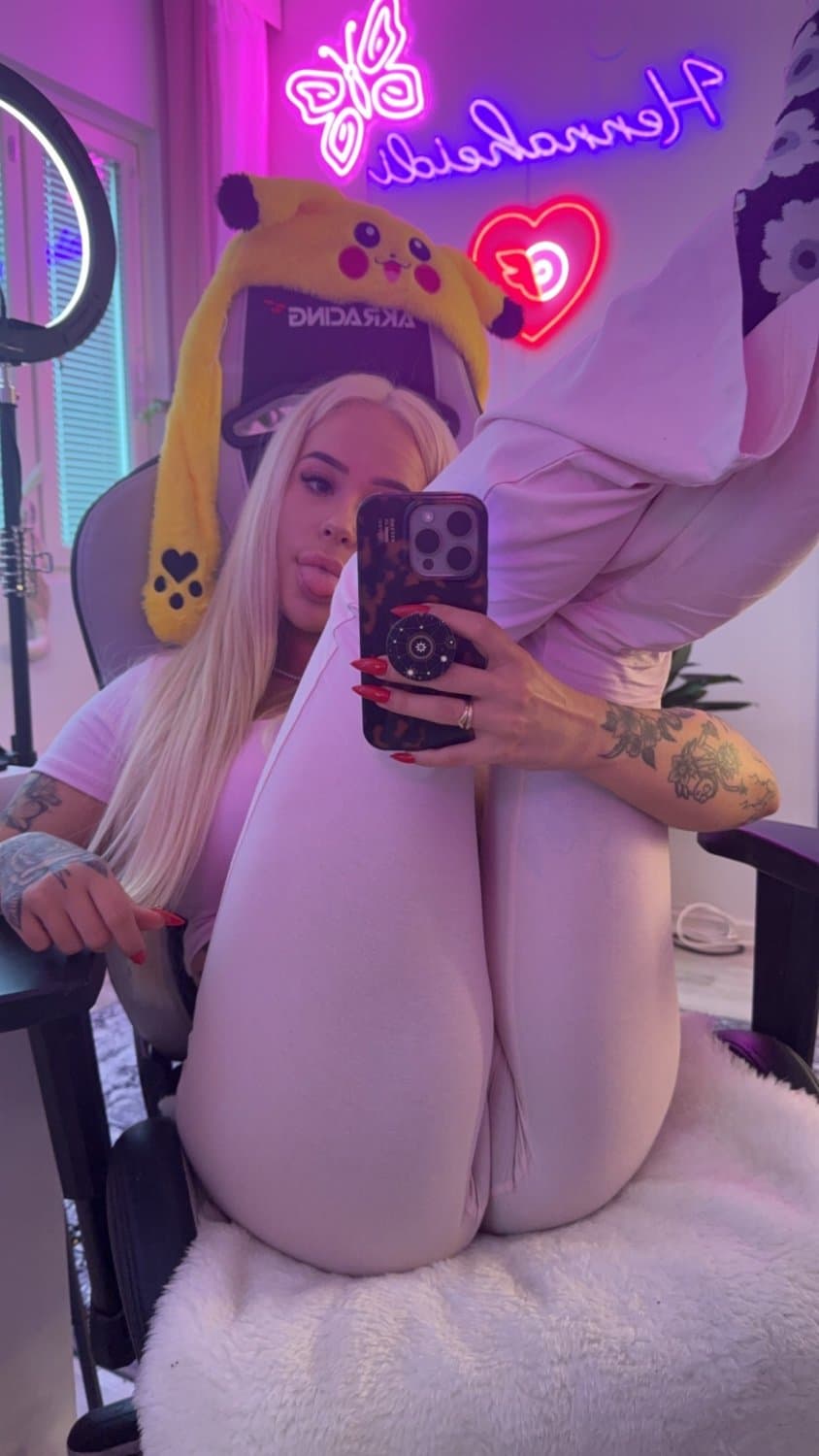 Horny gamergirl needs a boyfriend?